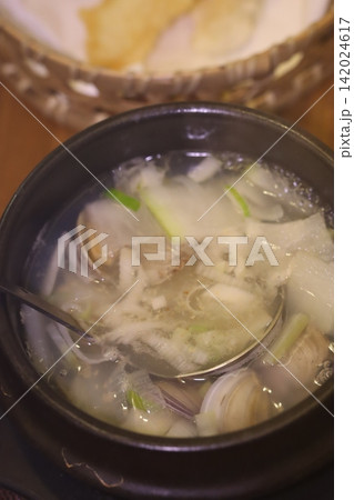 Steaming Clam Soup with Onions and Green Scallions Steaming Clam Soup with Onions and Green Scallions 142024617