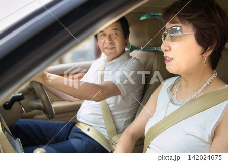 車で出かけるシニアの夫婦 車で出かけるシニアの夫婦 142024675