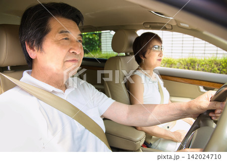 車で出かけるシニアの夫婦 車で出かけるシニアの夫婦 142024710