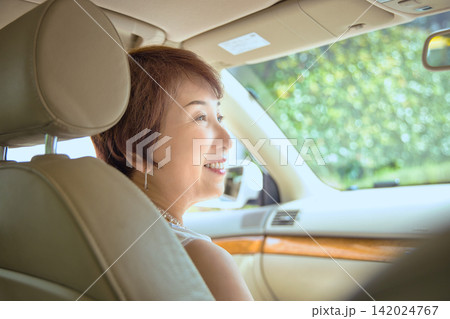 車で出かけるシニアの夫婦 車で出かけるシニアの夫婦 142024767