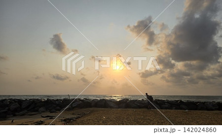 海に沈む夕日 海に沈む夕日 142024860