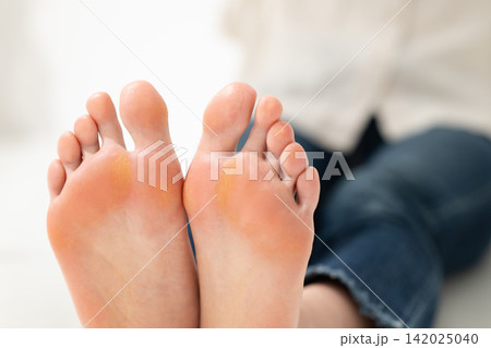女性の足の裏 女性の足の裏 142025040