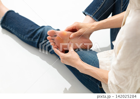 足を触る女性 足を触る女性 142025284