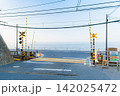 夏の湘南海岸 静かな朝の鎌倉高校前駅踏切 夏の湘南海岸 静かな朝の鎌倉高校前駅踏切 142025472