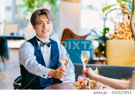 ウエディングイメージ　シャンパンで乾杯 142025951