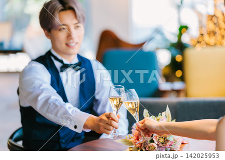 ウエディングイメージ シャンパンで乾杯 ウエディングイメージ シャンパンで乾杯 142025953
