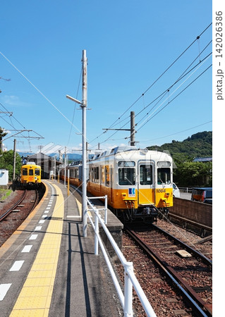 琴電琴平駅のホームに停車する高松琴平電気鉄道琴平線の列車 142026386