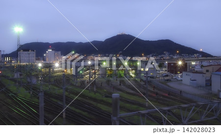 【比率変更トリミング】JR函館運輸所付近の陸橋から　函館山を 142028023
