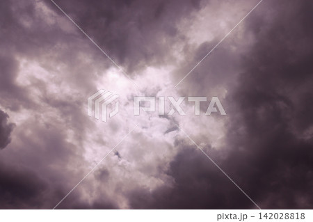 どんよりとした曇り空 どんよりとした曇り空 142028818