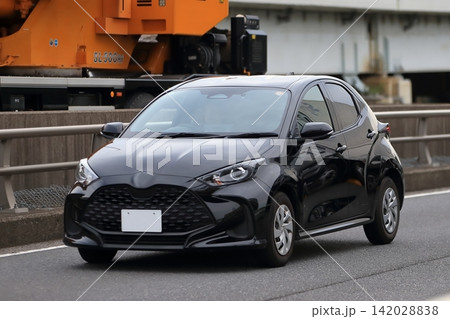 黒い国産コンパクトカー イメージ 黒い国産コンパクトカー イメージ 142028838