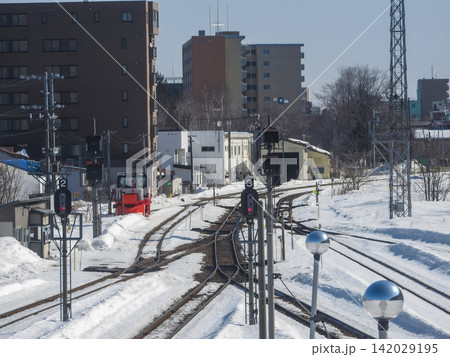 雪景色の線路と鉄道設備(晴天・冬の駅構内) 雪景色の線路と鉄道設備(晴天・冬の駅構内) 142029195