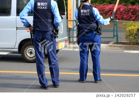 交通整理をする警察官 イメージ 交通整理をする警察官 イメージ 142029257
