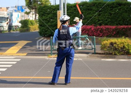 交通整理をする警察官　イメージ 142029258