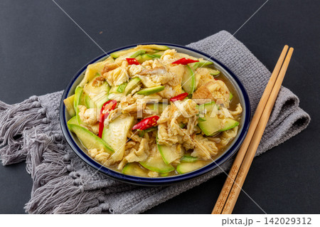 stir Fried Zucchini with Eggs Chinese Vegetable Dish stir Fried Zucchini with Eggs Chinese Vegetable Dish 142029312