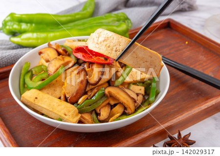stir Fried Green Pepper with Tofu Skin Chinese Dish stir Fried Green Pepper with Tofu Skin Chinese Dish 142029317