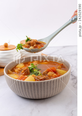 braised Beef with Tomato Chinese Stew Dish 142029390