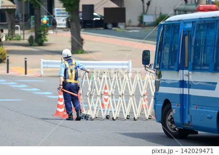 警察官による交通規制 イメージ 警察官による交通規制 イメージ 142029471