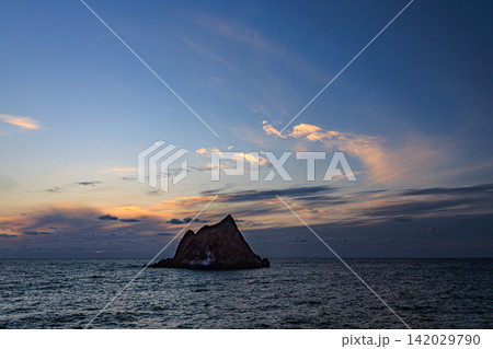 黄昏時の積丹半島沖に浮かぶ奇岩窓岩と波立つ大海原が描く情景豊かな夕景 黄昏時の積丹半島沖に浮かぶ奇岩窓岩と波立つ大海原が描く情景豊かな夕景 142029790