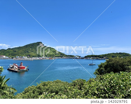 愛媛県上島町・弓削島から望む穏やかな瀬戸内海と島々の風景 愛媛県上島町・弓削島から望む穏やかな瀬戸内海と島々の風景 142029791