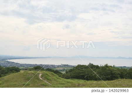 丘の上から海と町を見渡す穏やかな展望風景 丘の上から海と町を見渡す穏やかな展望風景 142029963
