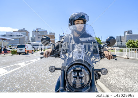 みなとみらいをツーリングする50代女性ライダー みなとみらいをツーリングする50代女性ライダー 142029968