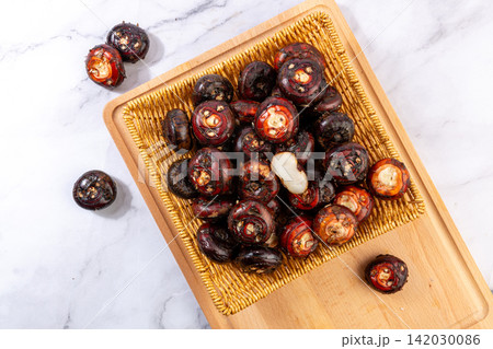 whole Raw Water Chestnuts Fresh Unpeeled Bulbs whole Raw Water Chestnuts Fresh Unpeeled Bulbs 142030086