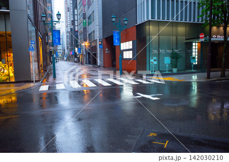 早朝、雨の銀座 早朝、雨の銀座 142030210