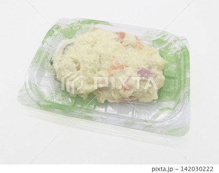 スーパーのパック入りポテトサラダ 白背景 写真素材 スーパーのパック入りポテトサラダ 白背景 写真素材 142030222