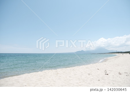 白い砂浜と青い海が広がる夏の海岸風景 白い砂浜と青い海が広がる夏の海岸風景 142030645