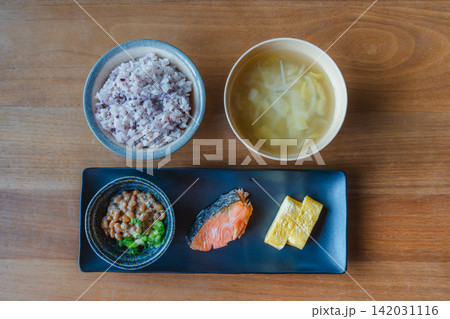 和朝食セットの俯瞰写真 和朝食セットの俯瞰写真 142031116