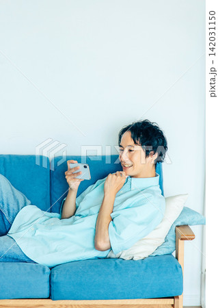 スマホを見る若い男性 142031150