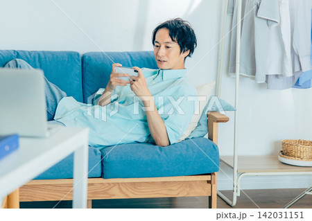 スマホを見る若い男性 スマホを見る若い男性 142031151