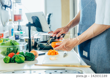 料理をする若い男性 料理をする若い男性 142031189