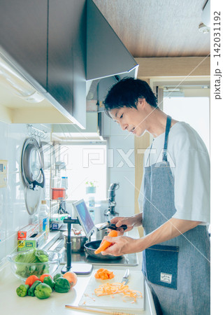 料理をする若い男性 料理をする若い男性 142031192