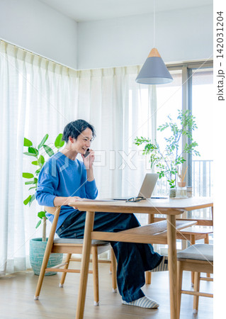 テレワークをする若い男性 テレワークをする若い男性 142031204