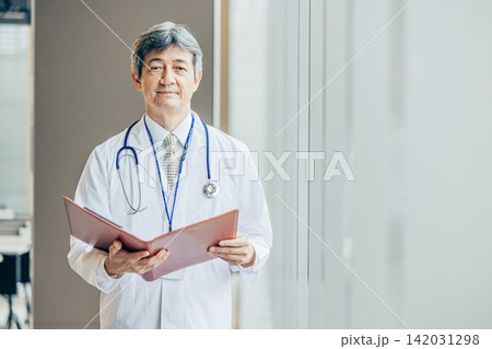 白衣姿の60代男性医師のポートレート 142031298