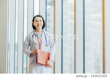 白衣姿の50代女性医師のポートレート 白衣姿の50代女性医師のポートレート 142031305