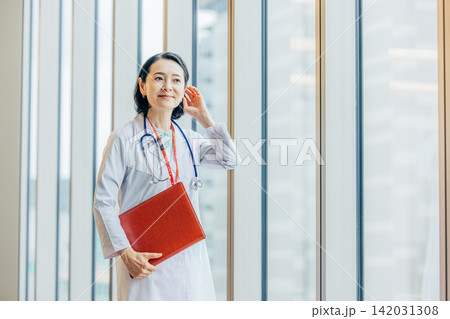 白衣姿の50代女性医師のポートレート 白衣姿の50代女性医師のポートレート 142031308