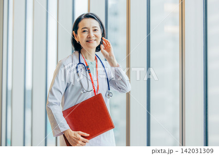 白衣姿の50代女性医師のポートレート 白衣姿の50代女性医師のポートレート 142031309