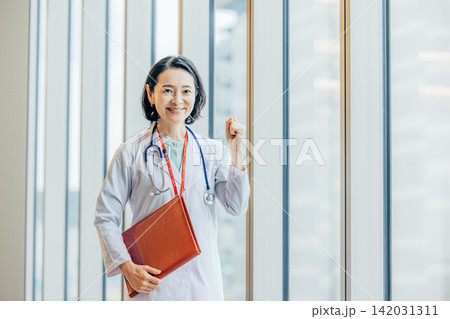 白衣姿の50代女性医師のポートレート 白衣姿の50代女性医師のポートレート 142031311