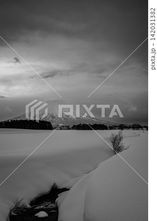 モノトーンの光影が織りなす北海道の名峰羊蹄山とどこまでも広がる静寂な大雪原 モノトーンの光影が織りなす北海道の名峰羊蹄山とどこまでも広がる静寂な大雪原 142031382