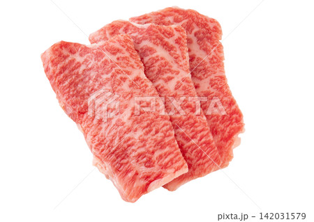 透明背景(png)にサシの入った国産黒毛和牛のモモ肉(トモサンカク)のスライス 透明背景(png)にサシの入った国産黒毛和牛のモモ肉(トモサンカク)のスライス 142031579
