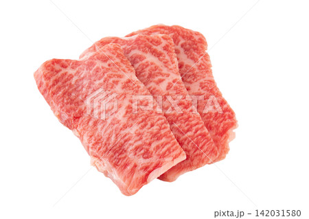 透明背景(png)にサシの入った国産黒毛和牛のモモ肉(トモサンカク)のスライス 透明背景(png)にサシの入った国産黒毛和牛のモモ肉(トモサンカク)のスライス 142031580