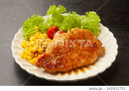 バター醤油ソースのポークソテー 142031731