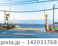 夏の湘南海岸 静かな朝の鎌倉高校前駅踏切 夏の湘南海岸 静かな朝の鎌倉高校前駅踏切 142031768