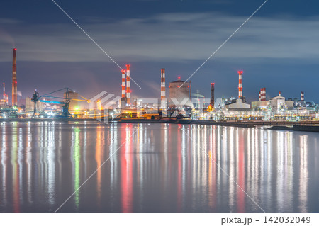 播磨ボートパークから望む臨海工業地帯の工場夜景と綺麗な水面のリフレクション※作品コメント欄に撮影位置 142032049