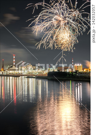黄金色のしだれ花火と水面のリフレクション 兵庫県播磨町の工場夜景※作品コメント欄に撮影位置 黄金色のしだれ花火と水面のリフレクション 兵庫県播磨町の工場夜景※作品コメント欄に撮影位置 142032057