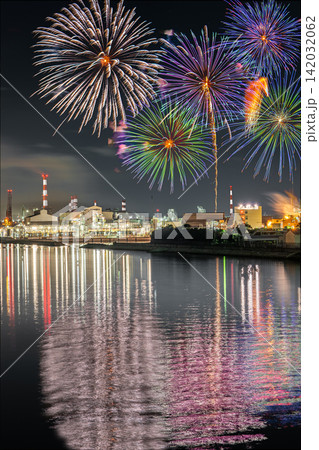 豪華に開く多色の打ち上げ花火と水面のリフレクション 兵庫県播磨町の工場夜景作品コメント欄に撮影位置 豪華に開く多色の打ち上げ花火と水面のリフレクション 兵庫県播磨町の工場夜景作品コメント欄に撮影位置 142032062