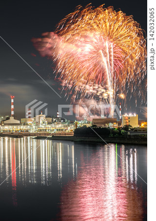 夜空に広がる黄金の大冠花火と水面のリフレクション 兵庫県播磨町の工場夜景※作品コメント欄に撮影位置 夜空に広がる黄金の大冠花火と水面のリフレクション 兵庫県播磨町の工場夜景※作品コメント欄に撮影位置 142032065