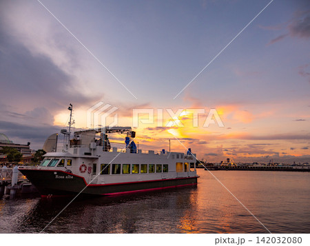 美しい夕焼けに染まる横浜港 美しい夕焼けに染まる横浜港 142032080